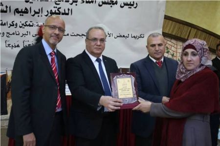 الوزير الشاعر يكرم خمسين عائلة عصامية خرجت من التهميش الى التمكين 